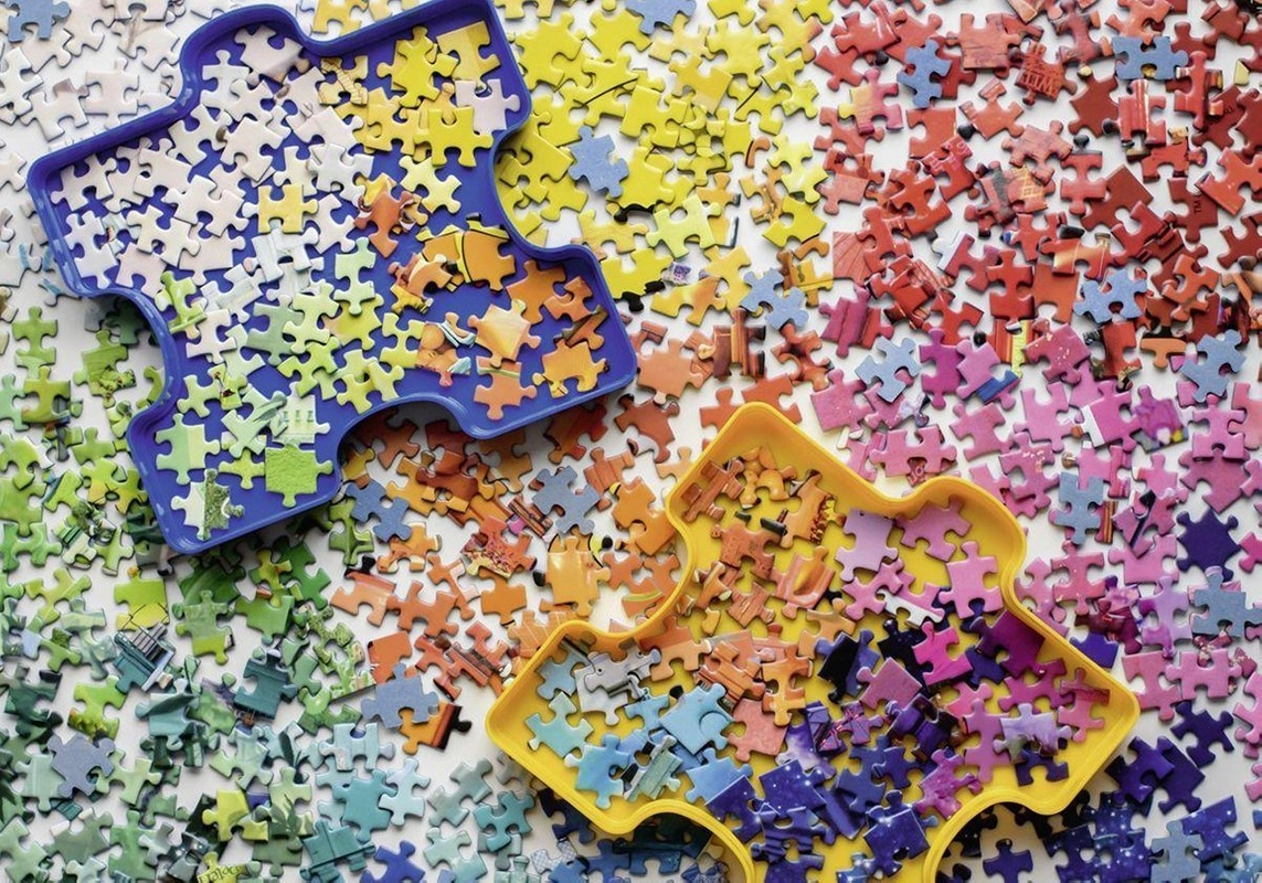 Viele bunte Puzzleteile