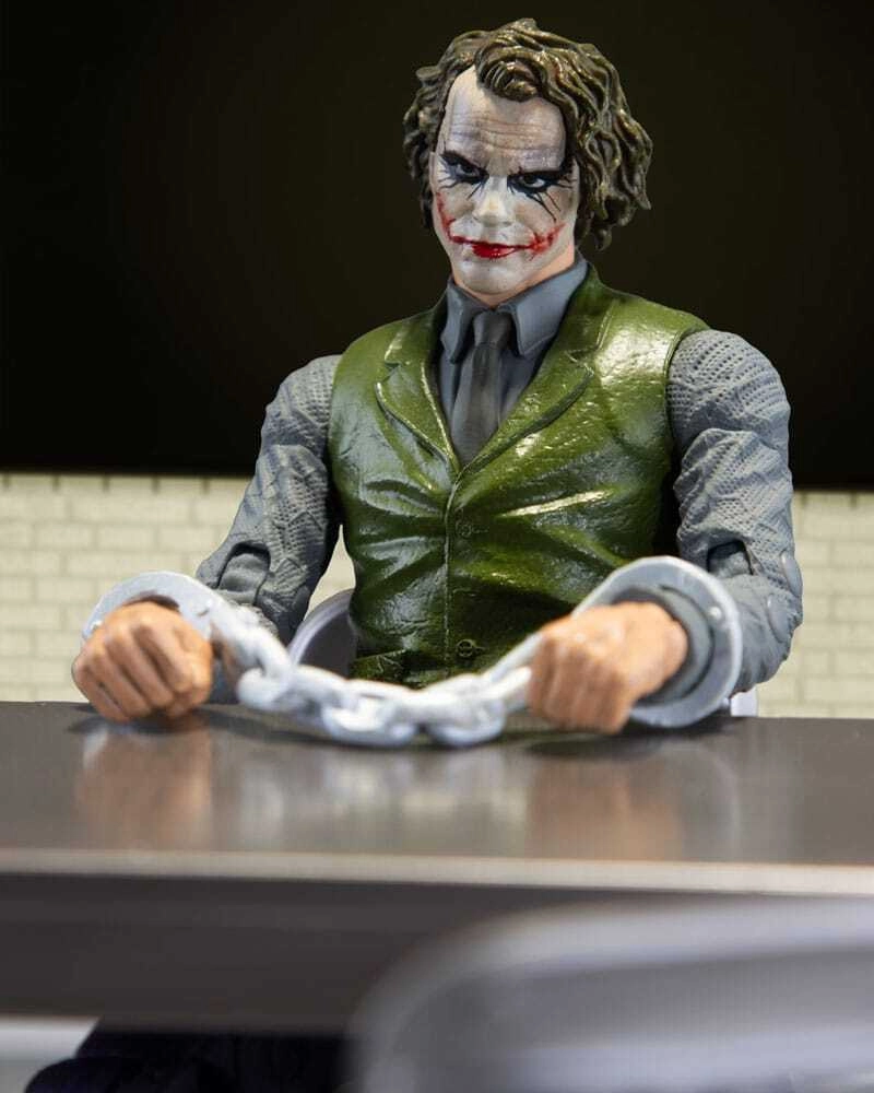 DC Multiverse Actionfigur The Joker (Jail Cell Variant) (The Dark Knight) (Gold Label) - 18cm