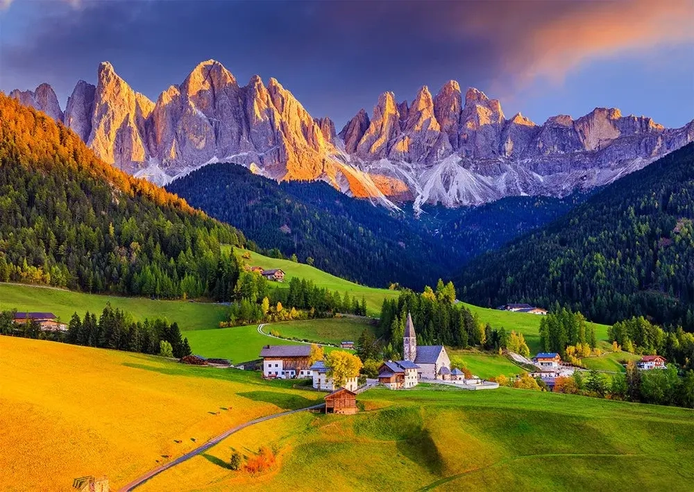 Entlegenes Dorf in den Dolomiten